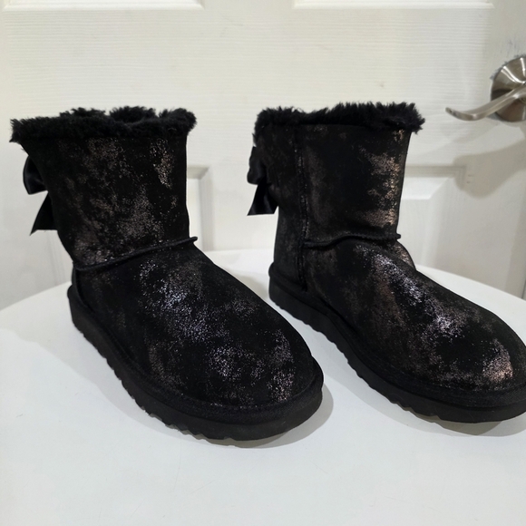 New! UGG Mini Bailey Bow Glimmer Boots - Picture 3 of 7
